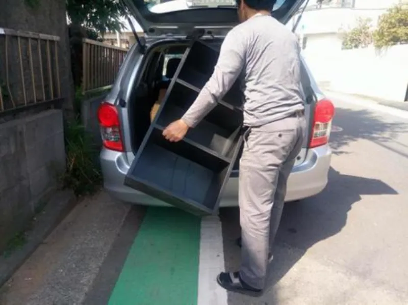 トラックに家電や家具を詰め込む画像